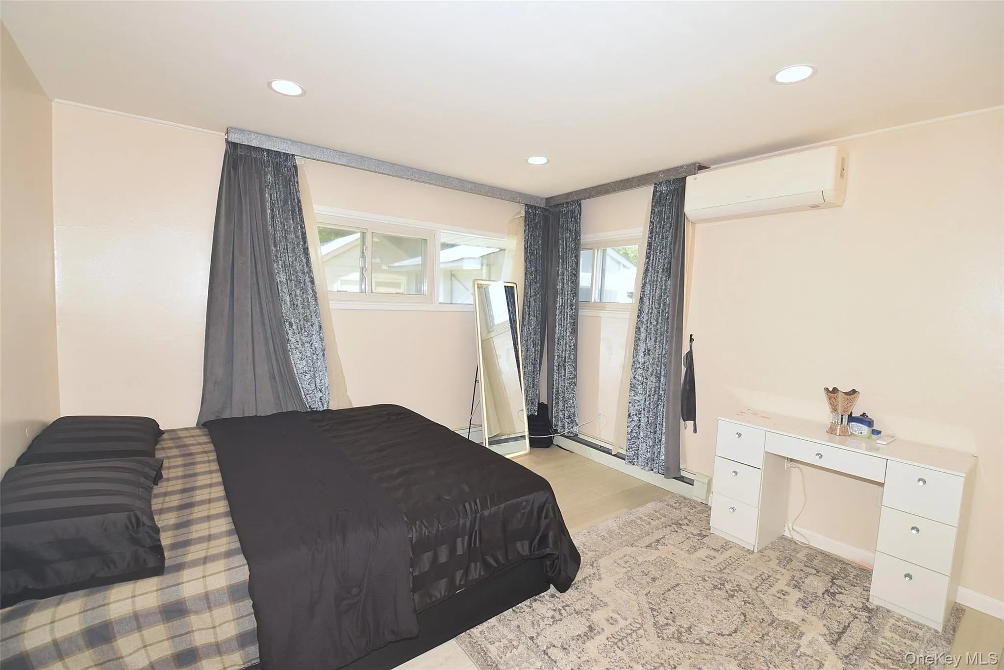 32 Cabot Lane, Hempstead, NY, 5 Bedrooms Bedrooms, 7 Rooms Rooms,2 BathroomsBathrooms,Residential,For Rent,Cabot,0,1021129 32 Cabot Lane, Hempstead, NY, 5 Bedrooms Bedrooms, 7 Rooms Rooms,2 BathroomsBathrooms,Residential,For Rent,Cabot,0,1021129