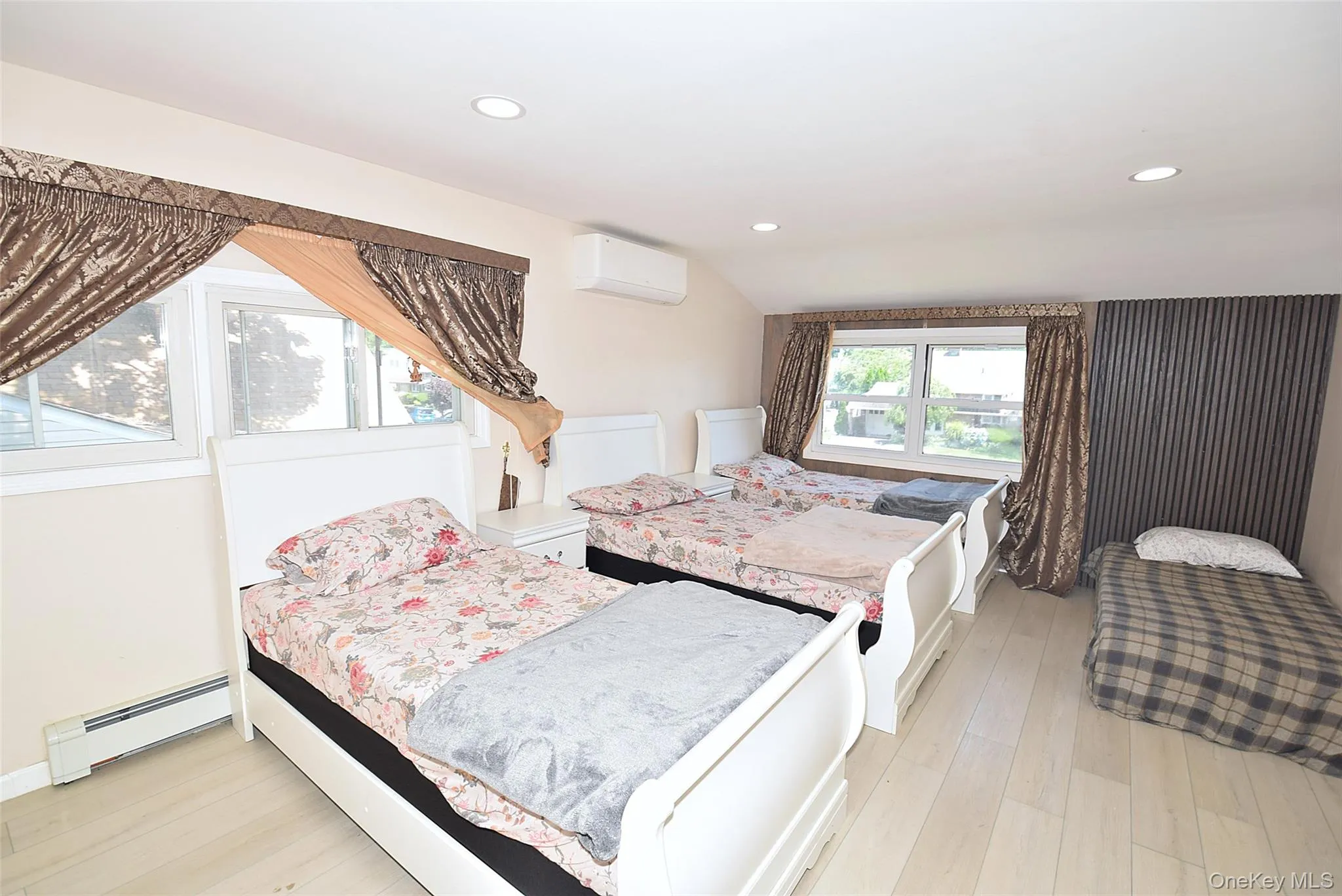 32 Cabot Lane, Hempstead, NY, 5 Bedrooms Bedrooms, 7 Rooms Rooms,2 BathroomsBathrooms,Residential,For Rent,Cabot,0,1021129 32 Cabot Lane, Hempstead, NY, 5 Bedrooms Bedrooms, 7 Rooms Rooms,2 BathroomsBathrooms,Residential,For Rent,Cabot,0,1021129