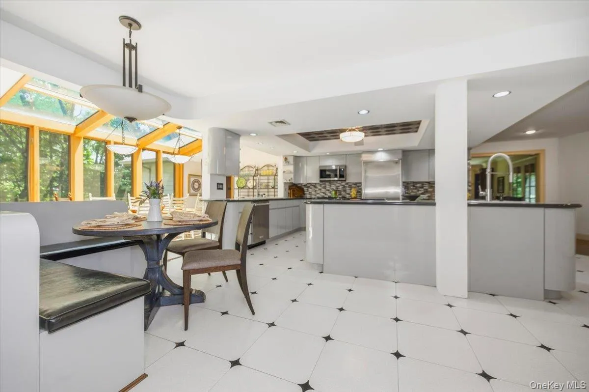 33 Meadow Farm Road, Islip, NY, 6 Bedrooms Bedrooms, 12 Rooms Rooms,4 BathroomsBathrooms,Residential,For Rent,Meadow Farm,0,1021152 33 Meadow Farm Road, Islip, NY, 6 Bedrooms Bedrooms, 12 Rooms Rooms,4 BathroomsBathrooms,Residential,For Rent,Meadow Farm,0,1021152