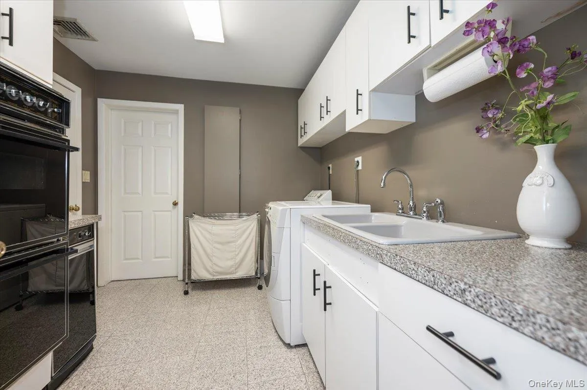 33 Meadow Farm Road, Islip, NY, 6 Bedrooms Bedrooms, 12 Rooms Rooms,4 BathroomsBathrooms,Residential,For Rent,Meadow Farm,0,1021152 33 Meadow Farm Road, Islip, NY, 6 Bedrooms Bedrooms, 12 Rooms Rooms,4 BathroomsBathrooms,Residential,For Rent,Meadow Farm,0,1021152