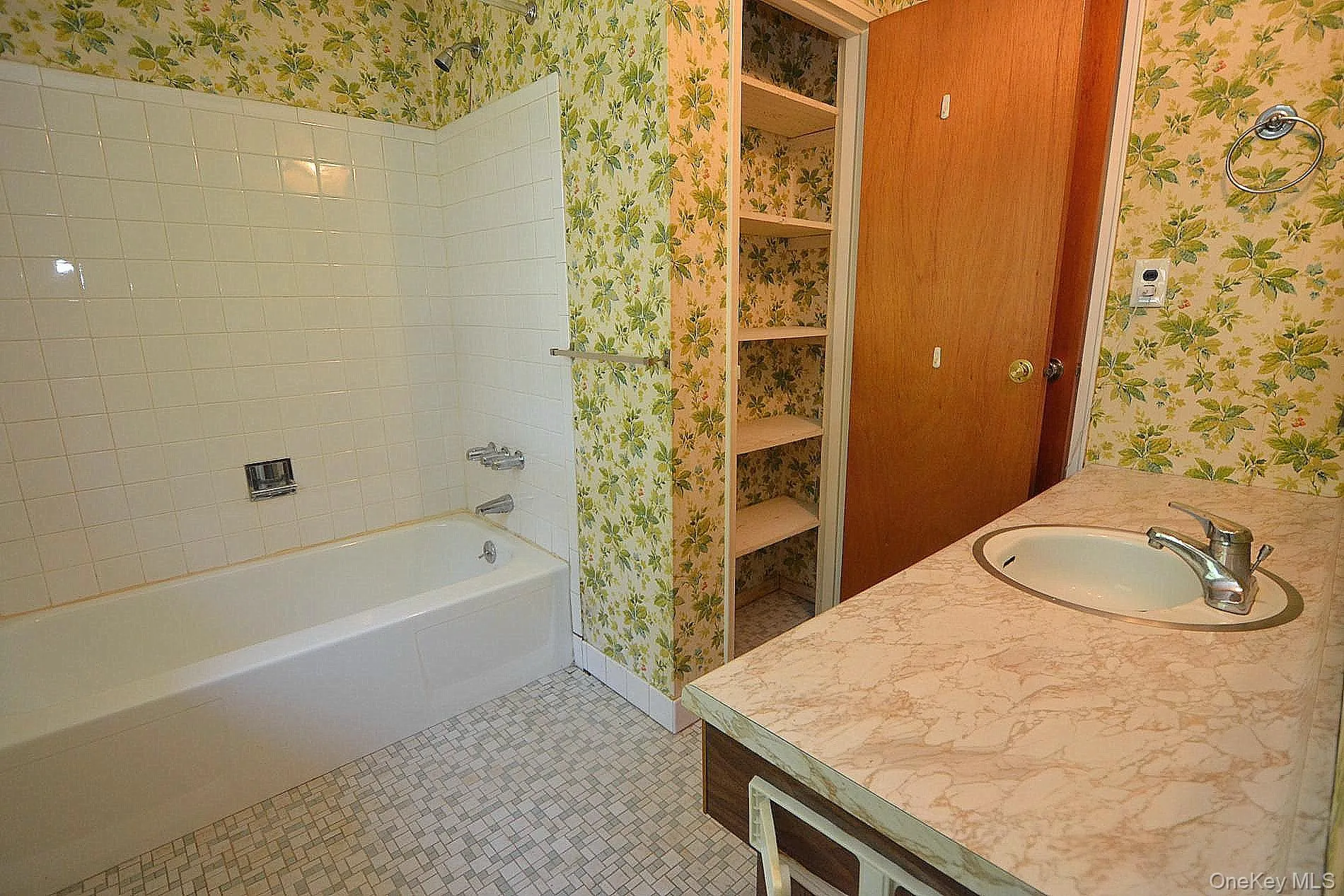 39 Sheryl Crescent, Smithtown, NY, 5 Bedrooms Bedrooms, 8 Rooms Rooms,3 BathroomsBathrooms,Residential,For Rent,Sheryl,0,1021153 39 Sheryl Crescent, Smithtown, NY, 5 Bedrooms Bedrooms, 8 Rooms Rooms,3 BathroomsBathrooms,Residential,For Rent,Sheryl,0,1021153