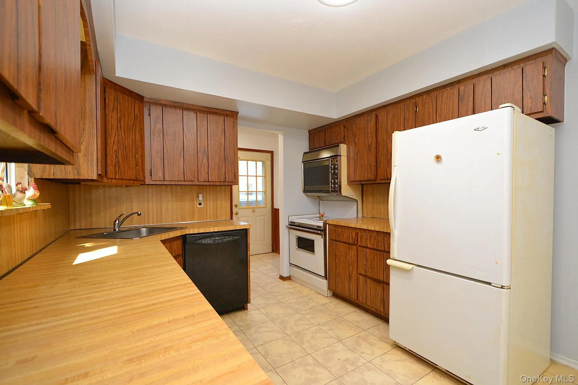 39 Sheryl Crescent, Smithtown, NY, 5 Bedrooms Bedrooms, 8 Rooms Rooms,3 BathroomsBathrooms,Residential,For Rent,Sheryl,0,1021153 39 Sheryl Crescent, Smithtown, NY, 5 Bedrooms Bedrooms, 8 Rooms Rooms,3 BathroomsBathrooms,Residential,For Rent,Sheryl,0,1021153