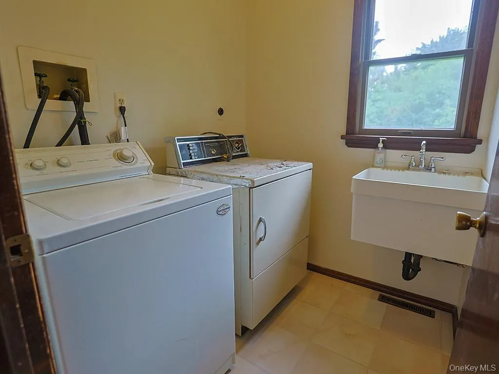 25 Georges Road, Middletown, NY, 4 Bedrooms Bedrooms, 11 Rooms Rooms,2 BathroomsBathrooms,Residential,For Rent,Georges,0,1021180 25 Georges Road, Middletown, NY, 4 Bedrooms Bedrooms, 11 Rooms Rooms,2 BathroomsBathrooms,Residential,For Rent,Georges,0,1021180