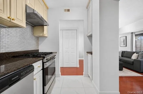 5-38 115th Street, New York, NY, 2 Bedrooms Bedrooms, 6 Rooms Rooms,2 BathroomsBathrooms,Residential,For Rent,115th Street,0,1021198 5-38 115th Street, New York, NY, 2 Bedrooms Bedrooms, 6 Rooms Rooms,2 BathroomsBathrooms,Residential,For Rent,115th Street,0,1021198