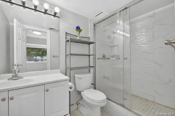 Full bathroom in the master bedroom Full bathroom in the master bedroom