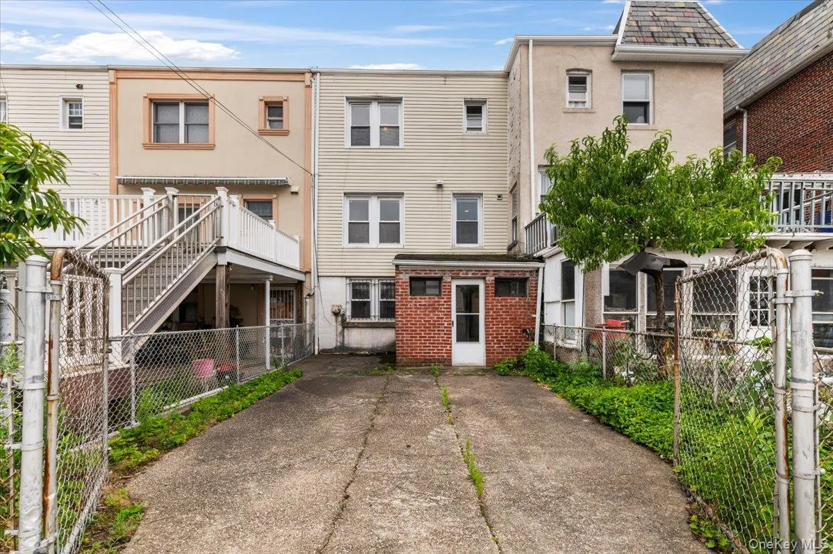 161-21 84th Avenue, New York, NY, 3 Bedrooms Bedrooms, 7 Rooms Rooms,1 BathroomBathrooms,Residential,For Rent,84th,0,1021213 161-21 84th Avenue, New York, NY, 3 Bedrooms Bedrooms, 7 Rooms Rooms,1 BathroomBathrooms,Residential,For Rent,84th,0,1021213