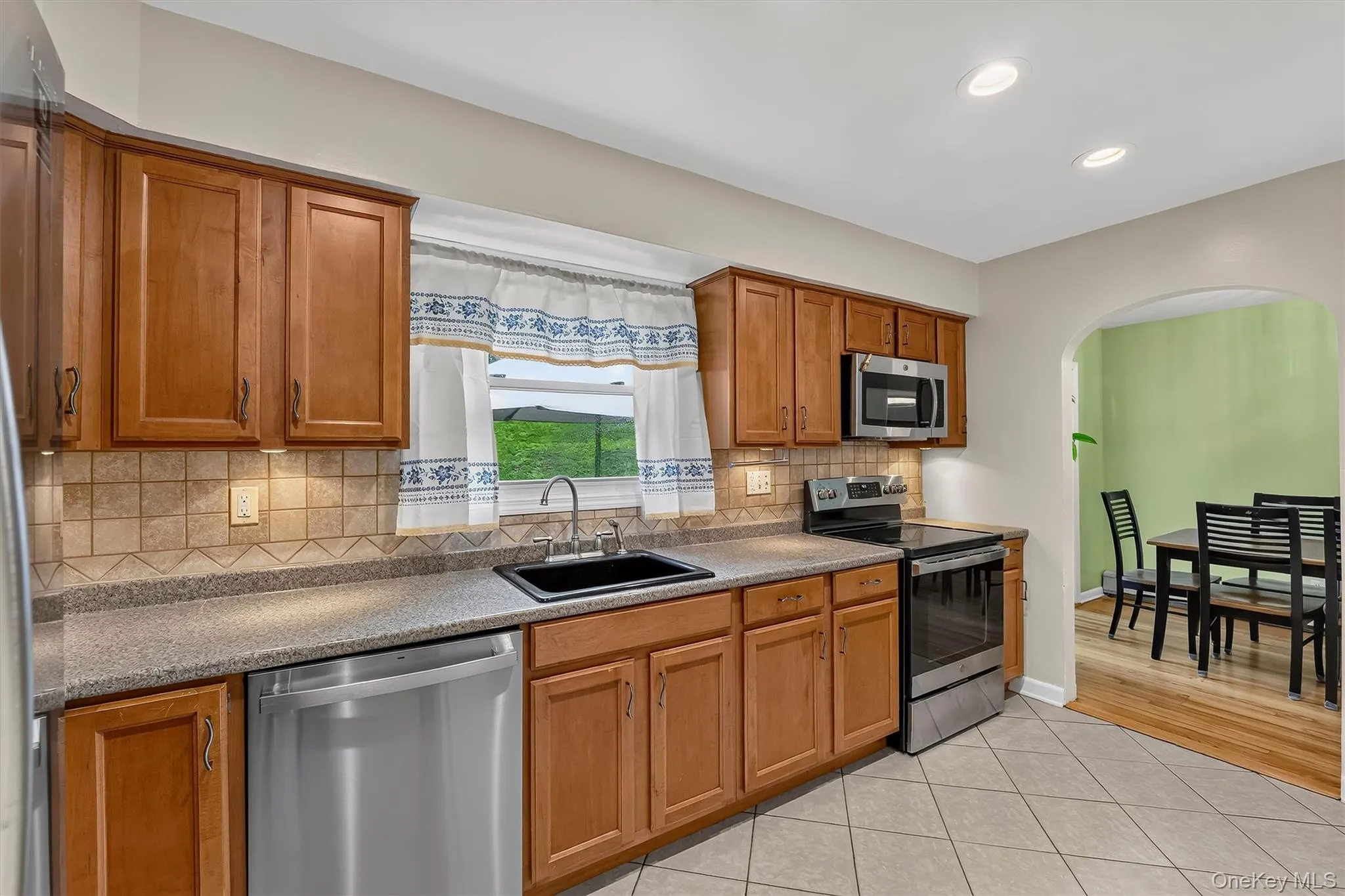 Functional kitchen with a convenient view into the dining room, creating an open connection between the spaces Functional kitchen with a convenient view into the dining room, creating an open connection between the spaces