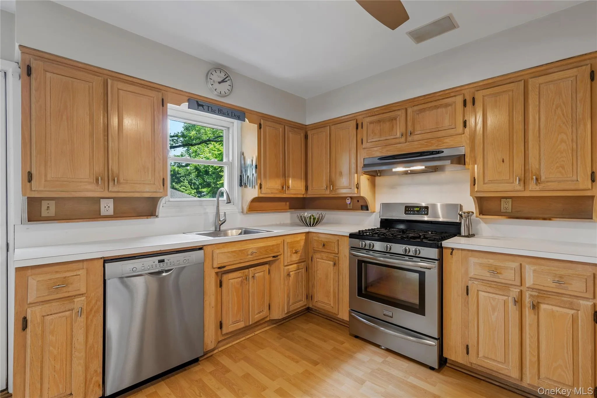 1185 Weaver Street, New Rochelle, NY, 3 Bedrooms Bedrooms, 6 Rooms Rooms,2 BathroomsBathrooms,Residential,For Rent,Weaver,0,1021246 1185 Weaver Street, New Rochelle, NY, 3 Bedrooms Bedrooms, 6 Rooms Rooms,2 BathroomsBathrooms,Residential,For Rent,Weaver,0,1021246
