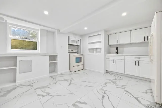 168 Lenox Avenue, Hempstead, NY, 5 Bedrooms Bedrooms, 9 Rooms Rooms,2 BathroomsBathrooms,Residential Lease,For Rent,Lenox,0,1021259 168 Lenox Avenue, Hempstead, NY, 5 Bedrooms Bedrooms, 9 Rooms Rooms,2 BathroomsBathrooms,Residential Lease,For Rent,Lenox,0,1021259