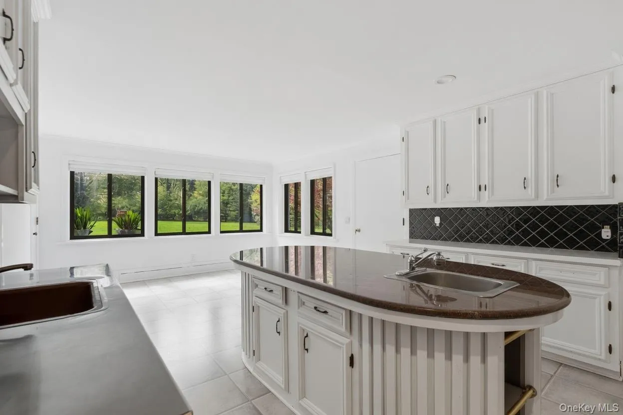 Eat-in Kitchen Eat-in Kitchen