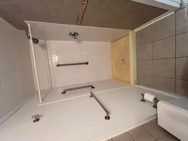 Tiled Bathroom, Walk-in-shower Tiled Bathroom, Walk-in-shower