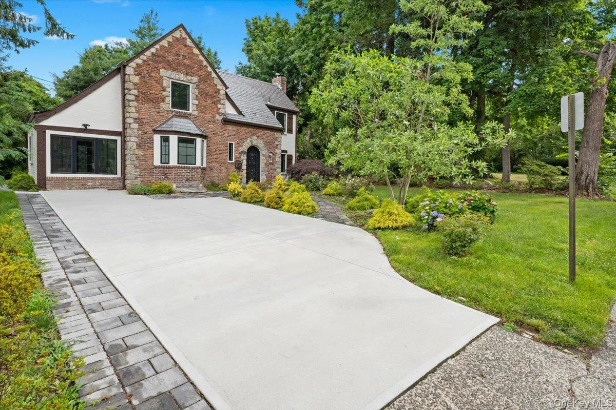115 Old Mill Road, North Hempstead, NY, 3 Bedrooms Bedrooms, 7 Rooms Rooms,1 BathroomBathrooms,Residential Lease,For Rent,Old Mill,0,1021321 115 Old Mill Road, North Hempstead, NY, 3 Bedrooms Bedrooms, 7 Rooms Rooms,1 BathroomBathrooms,Residential Lease,For Rent,Old Mill,0,1021321