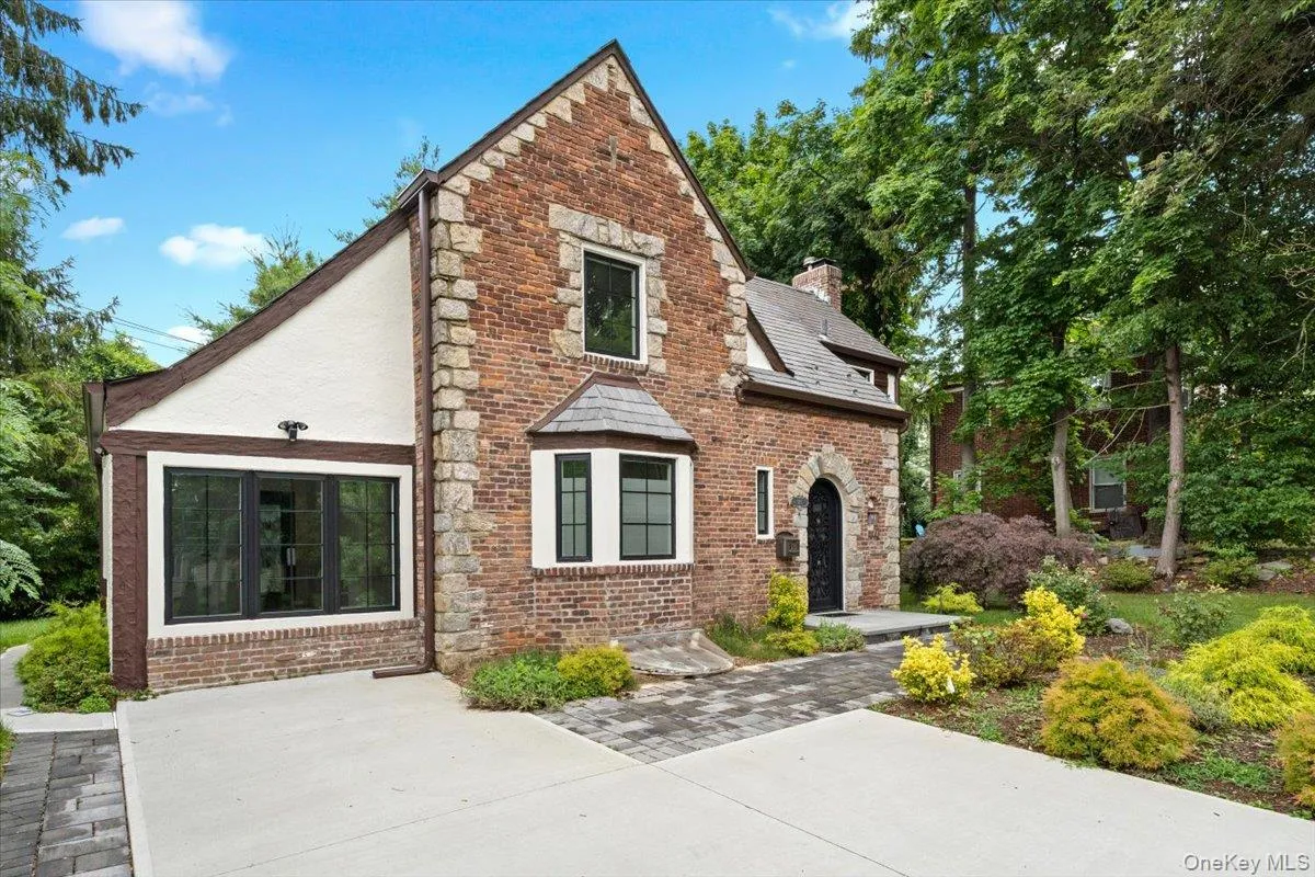 115 Old Mill Road, North Hempstead, NY, 3 Bedrooms Bedrooms, 7 Rooms Rooms,1 BathroomBathrooms,Residential Lease,For Rent,Old Mill,0,1021321 115 Old Mill Road, North Hempstead, NY, 3 Bedrooms Bedrooms, 7 Rooms Rooms,1 BathroomBathrooms,Residential Lease,For Rent,Old Mill,0,1021321