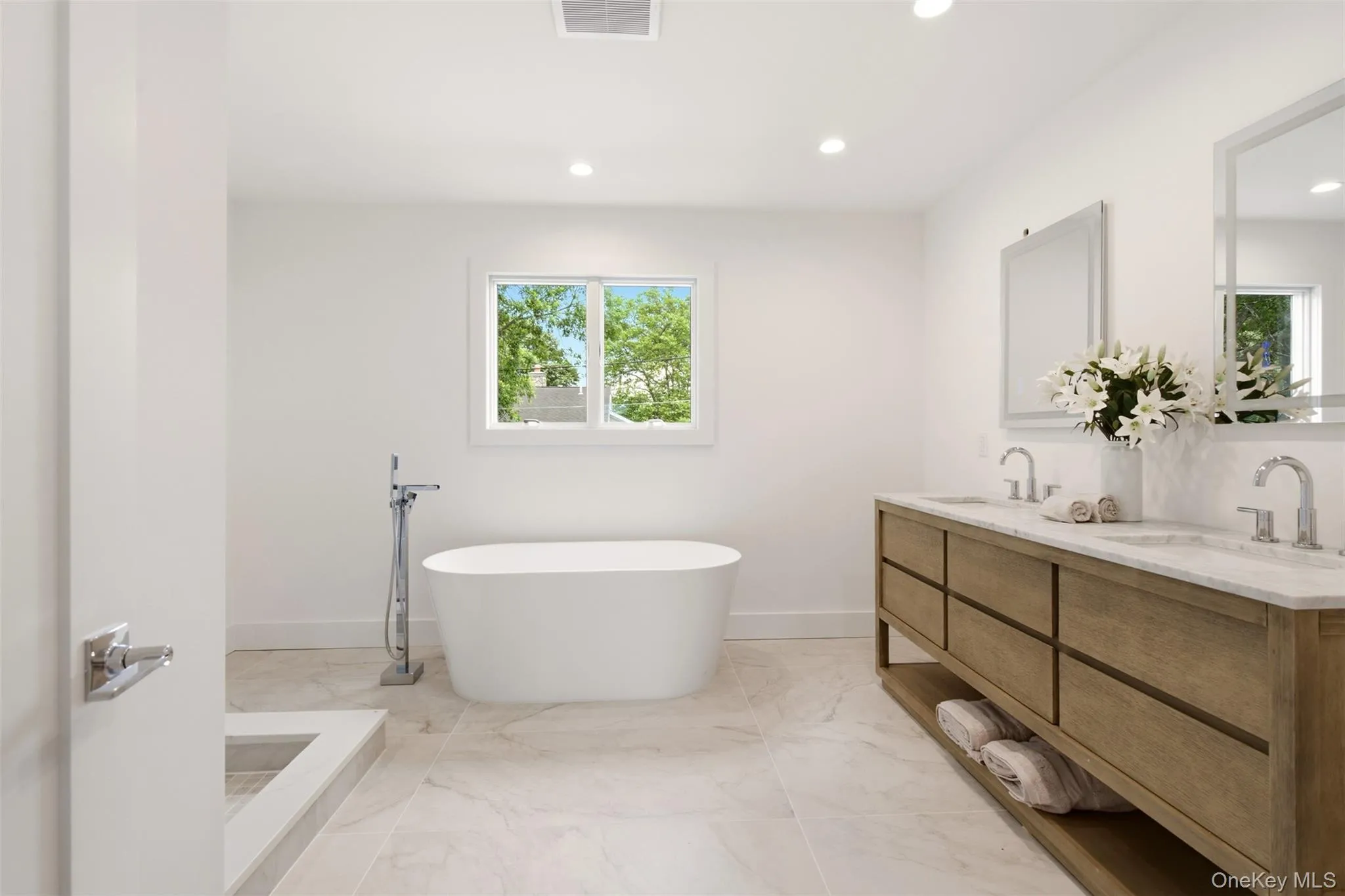 16 Otsego Place, Oyster Bay, NY, 5 Bedrooms Bedrooms, 18 Rooms Rooms,5 BathroomsBathrooms,Residential,For Rent,Otsego,0,1021339 16 Otsego Place, Oyster Bay, NY, 5 Bedrooms Bedrooms, 18 Rooms Rooms,5 BathroomsBathrooms,Residential,For Rent,Otsego,0,1021339