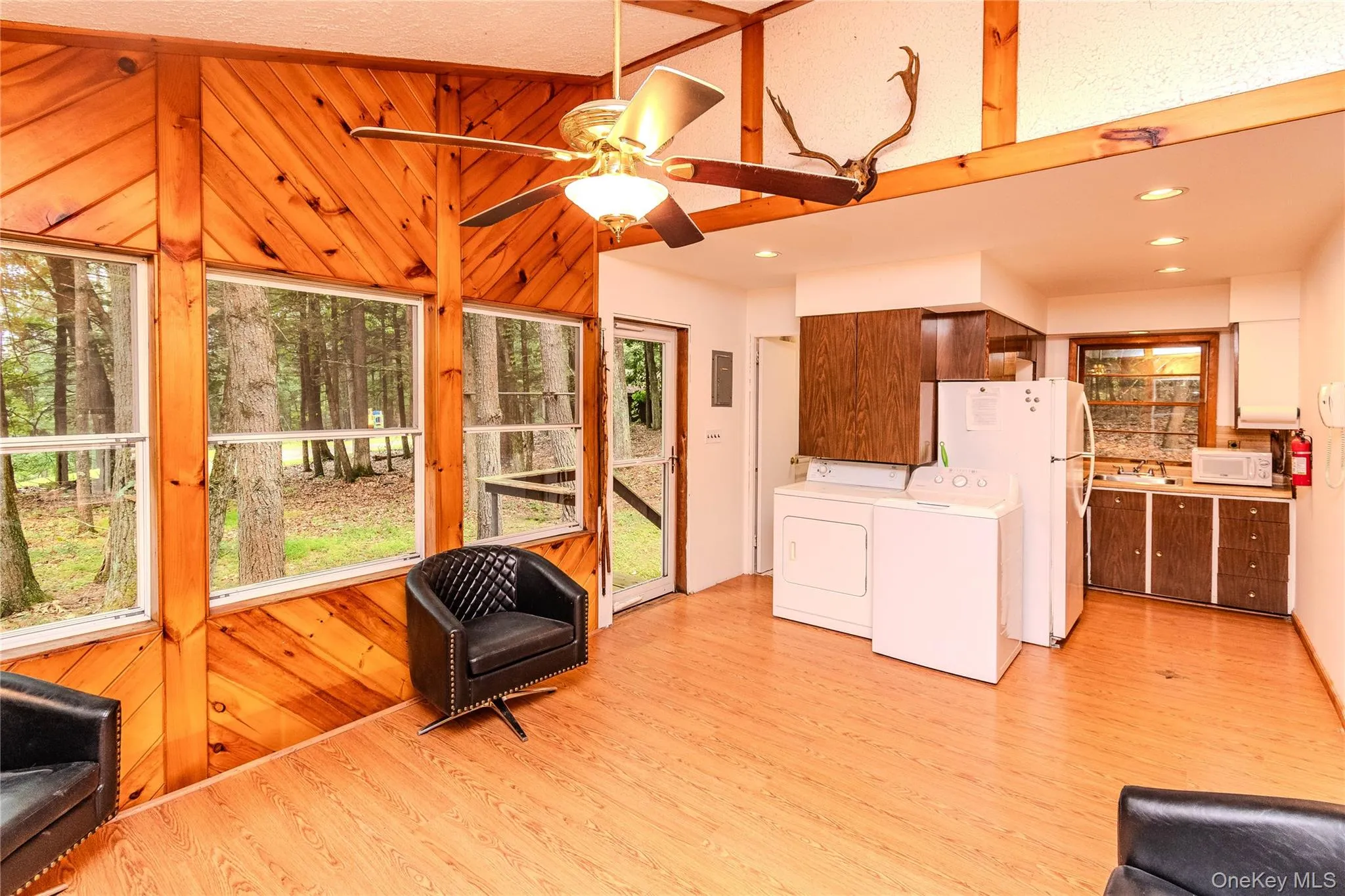 Sunroom (Family Room) into Kitchen Sunroom (Family Room) into Kitchen