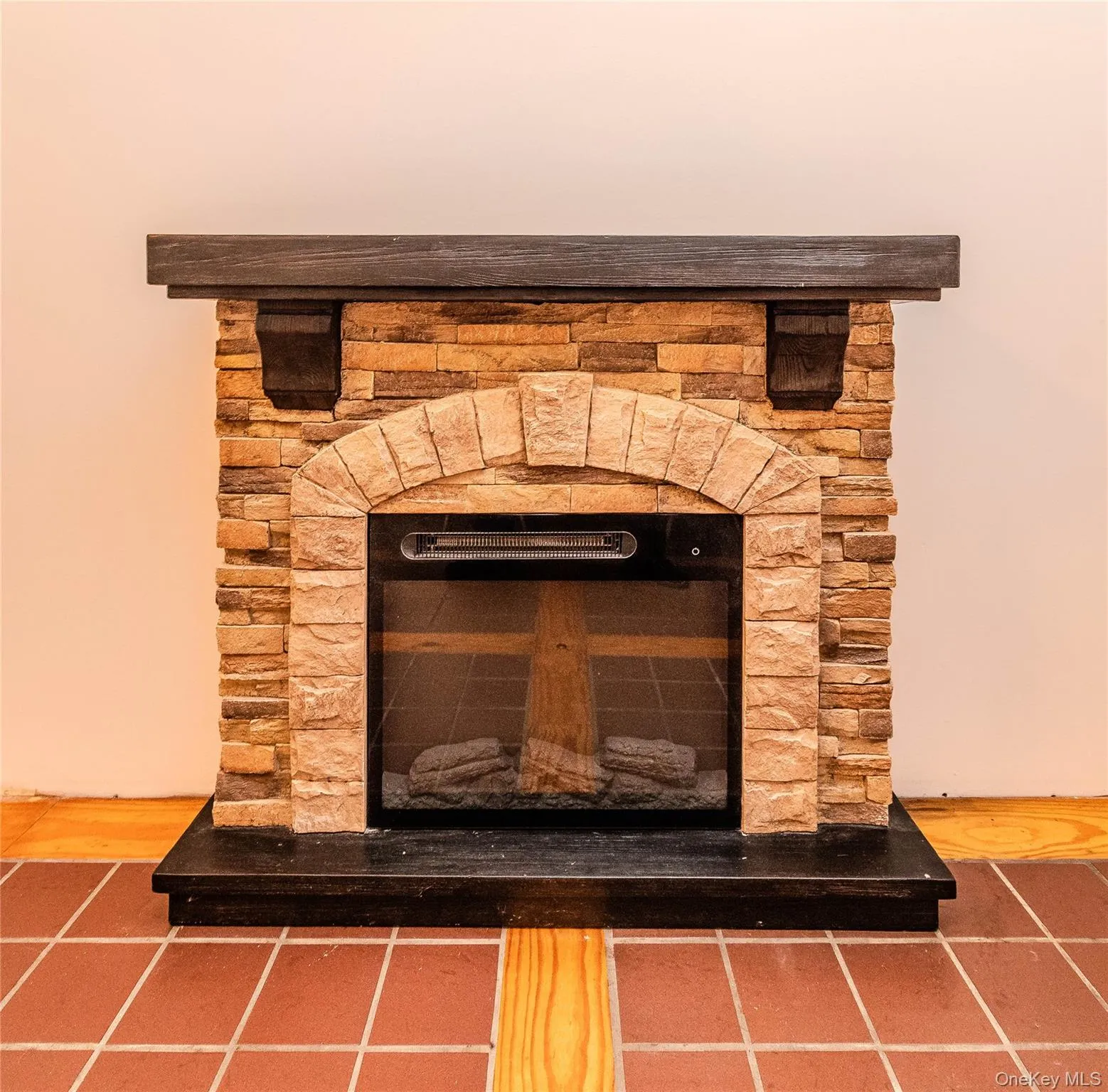 Freestanding electric fireplace mantel Freestanding electric fireplace mantel