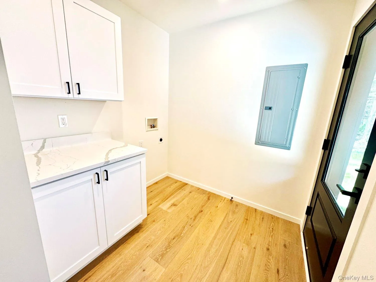 Doing laundry will be a pleasure here with so much light and those beautiful quartz counters! Doing laundry will be a pleasure here with so much light and those beautiful quartz counters!