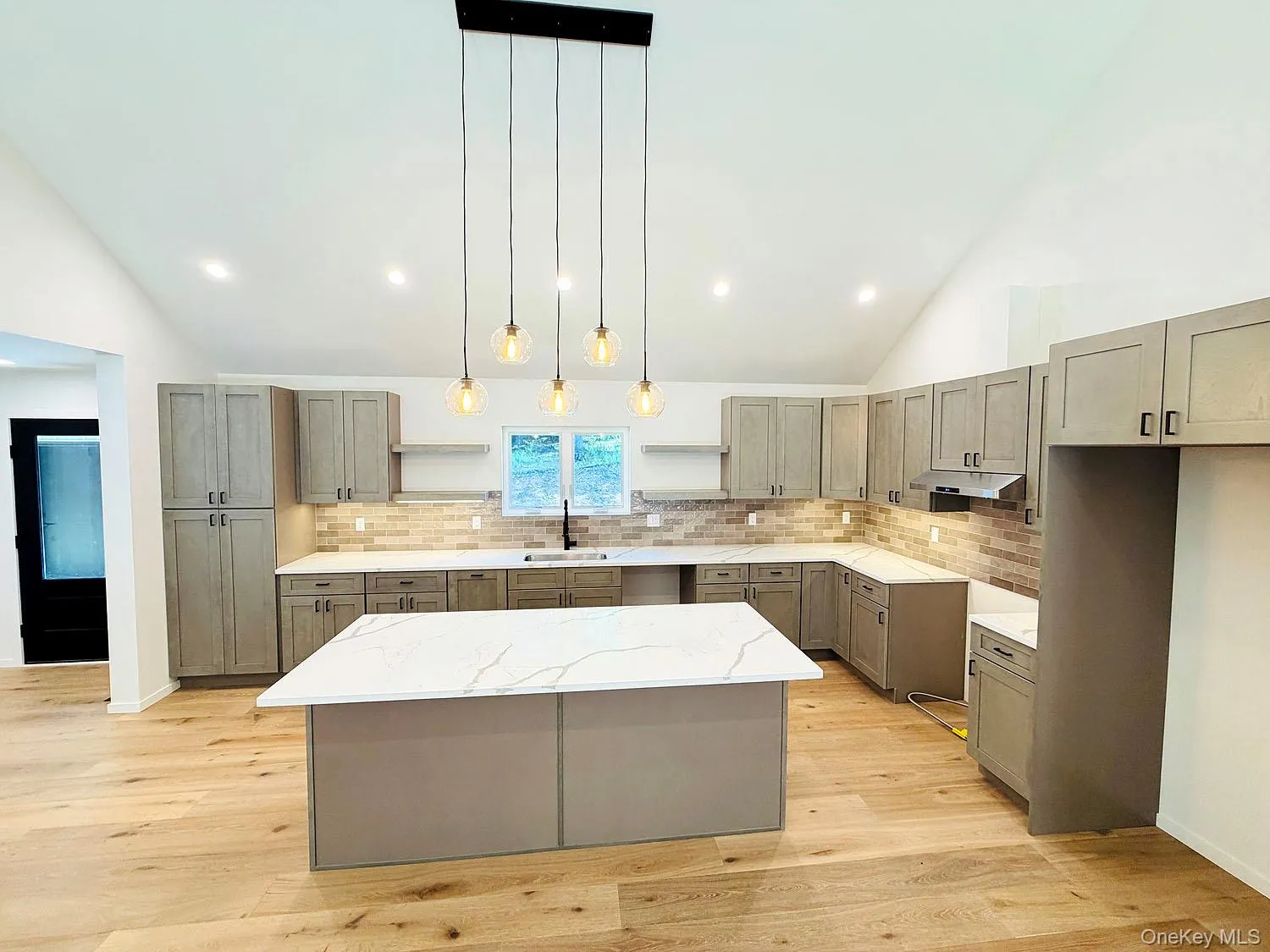Lots of light, lots of counter + cabinet space. Lots of light, lots of counter + cabinet space.