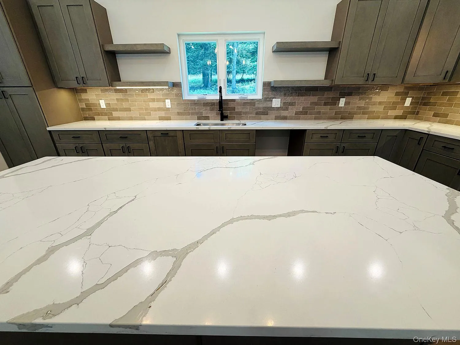 Look at that expanse of gorgeous quartz island! Look at that expanse of gorgeous quartz island!