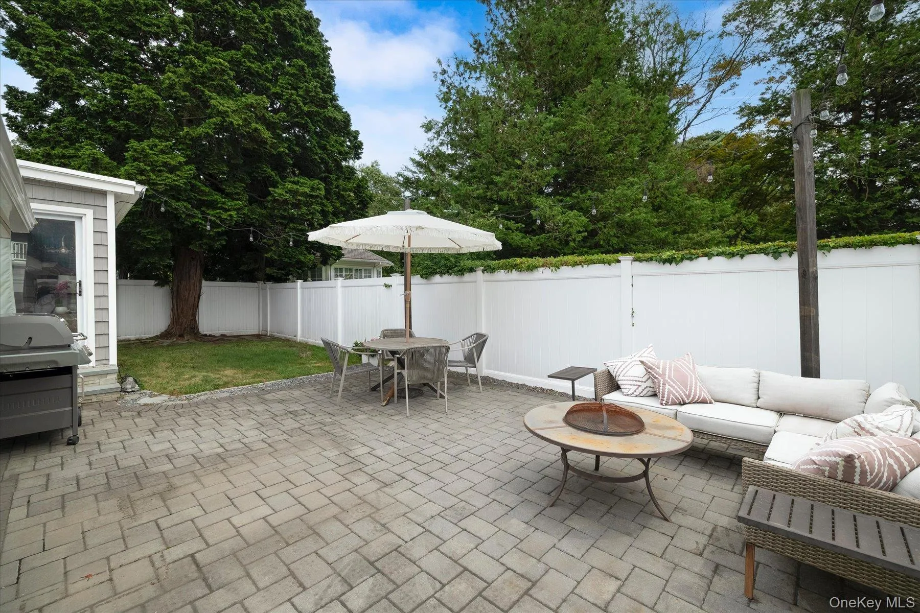 Rear patio with pavers. Fully fenced in property Rear patio with pavers. Fully fenced in property
