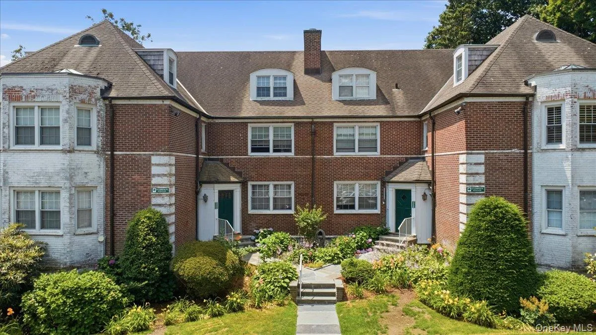 13 Campus Place, Greenburgh, NY, 2 Bedrooms Bedrooms, 5 Rooms Rooms,2 BathroomsBathrooms,Residential,For Rent,Campus,0,1021477 13 Campus Place, Greenburgh, NY, 2 Bedrooms Bedrooms, 5 Rooms Rooms,2 BathroomsBathrooms,Residential,For Rent,Campus,0,1021477