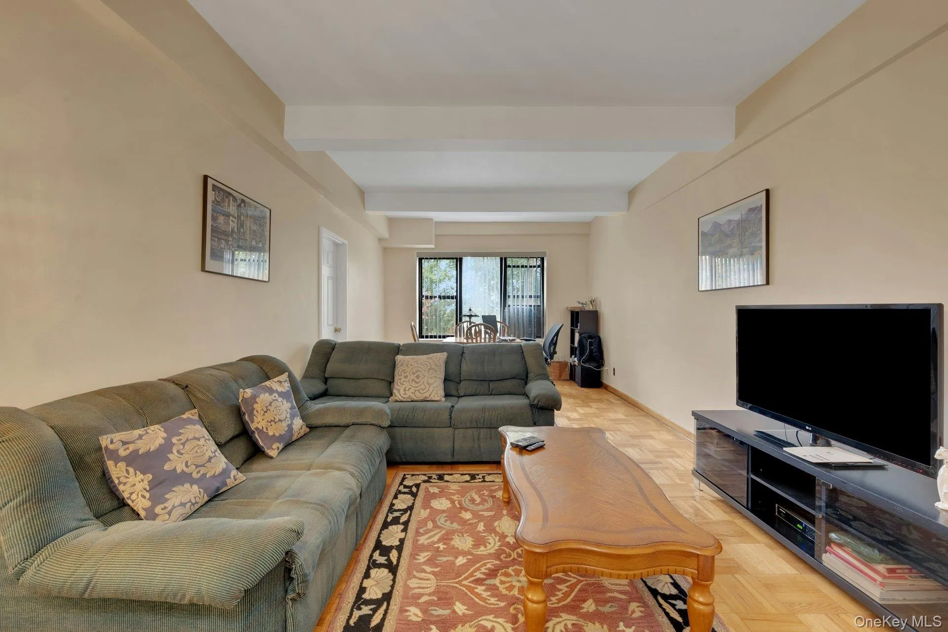 Living room with 9 Ft Ceiling Living room with 9 Ft Ceiling