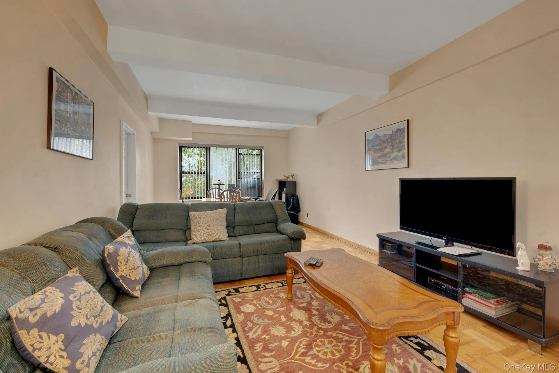 Living room with 9 Ft Ceiling Living room with 9 Ft Ceiling