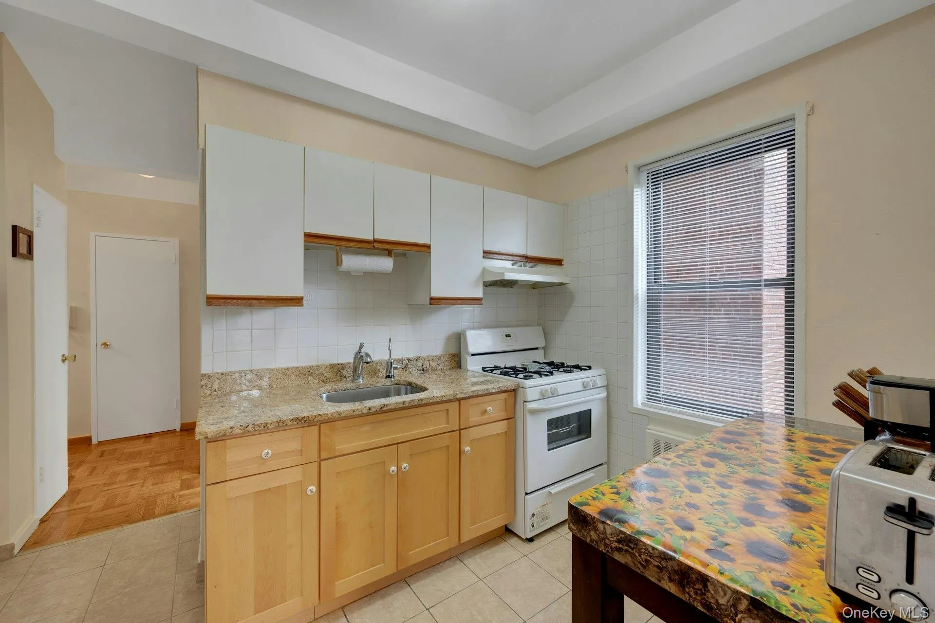 Eat in Kitchen with granite countertops, facing hallway. Eat in Kitchen with granite countertops, facing hallway.
