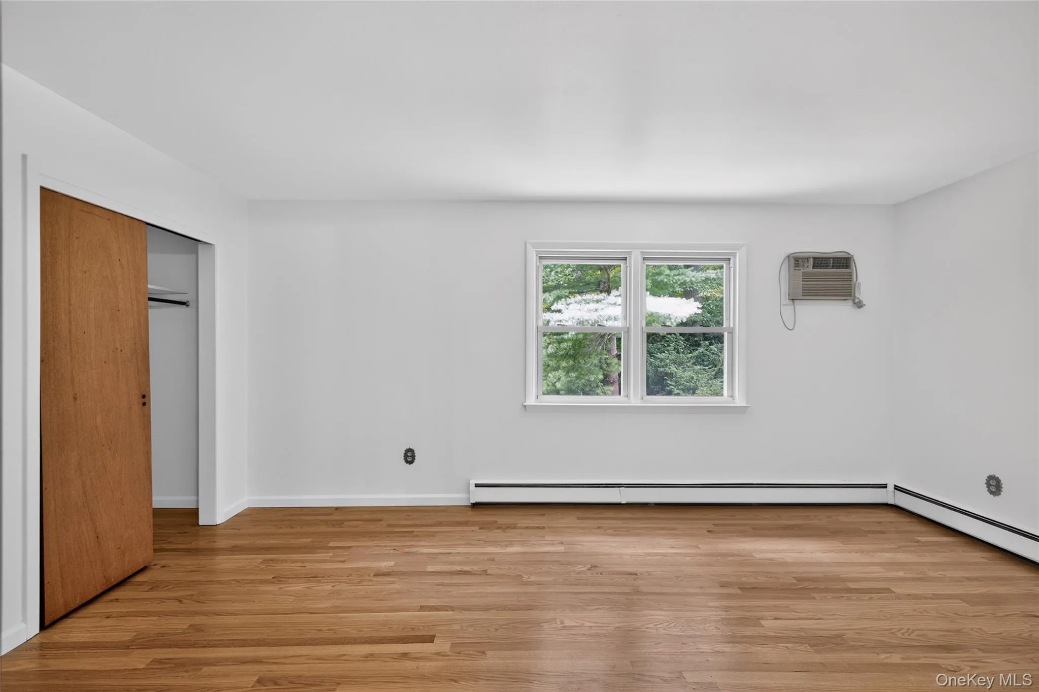 Good size Master bedroom Good size Master bedroom