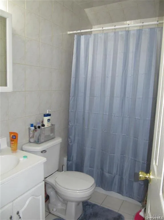 Main bathroom area Main bathroom area