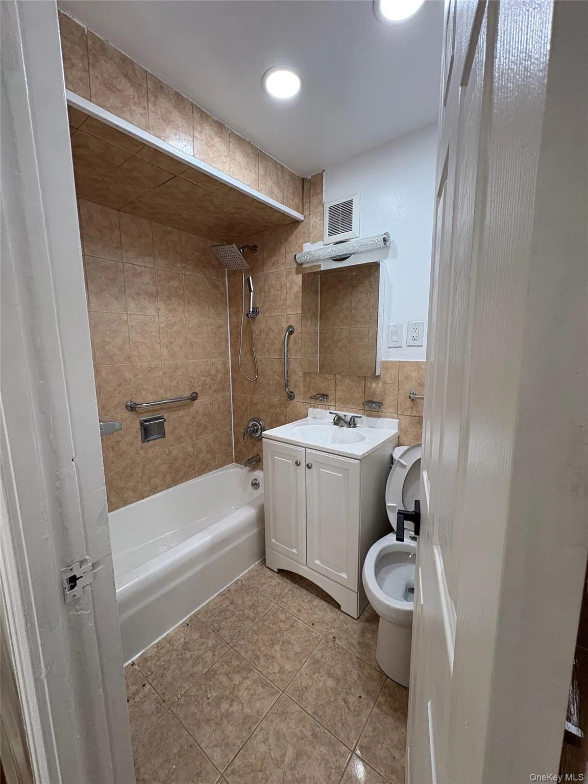 4027 Edson Avenue, New York, NY, 4 Bedrooms Bedrooms, 7 Rooms Rooms,1 BathroomBathrooms,Residential Lease,For Rent,Edson,0,1021540 4027 Edson Avenue, New York, NY, 4 Bedrooms Bedrooms, 7 Rooms Rooms,1 BathroomBathrooms,Residential Lease,For Rent,Edson,0,1021540