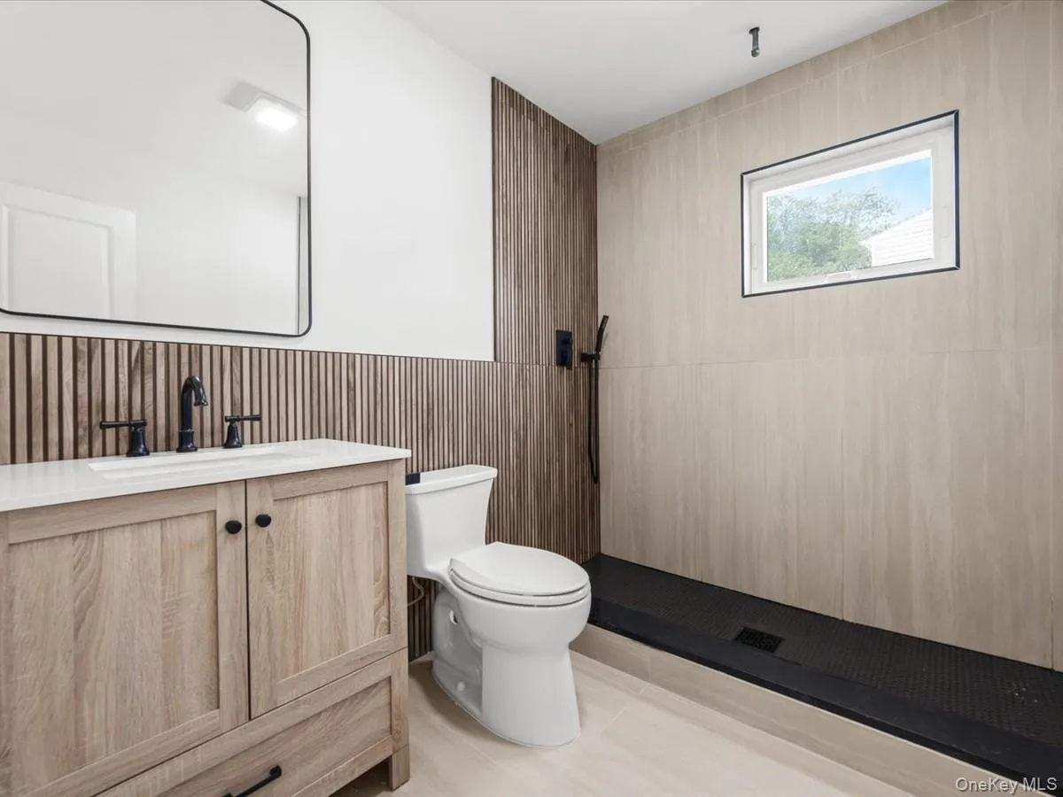 1st floor Full Bathroom 1st floor Full Bathroom