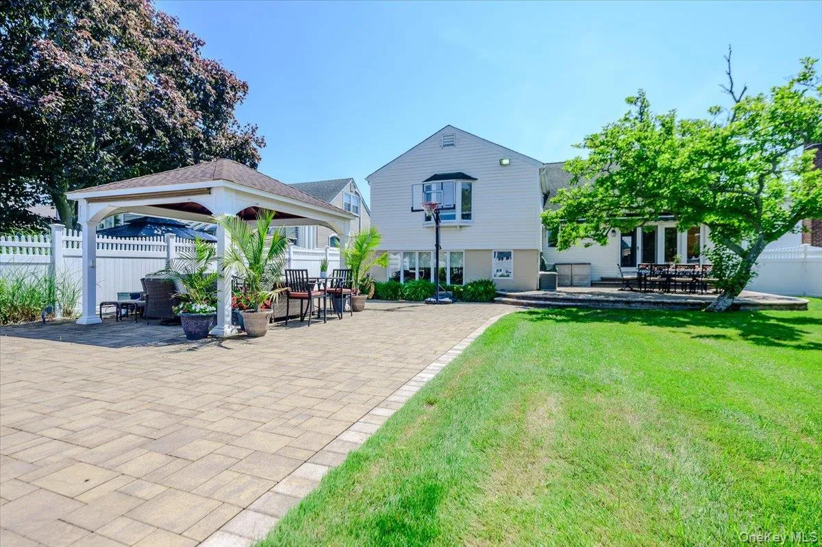 311 Blackheath Road, Hempstead, NY, 3 Bedrooms Bedrooms, 8 Rooms Rooms,2 BathroomsBathrooms,Residential,For Rent,Blackheath,0,1021595 311 Blackheath Road, Hempstead, NY, 3 Bedrooms Bedrooms, 8 Rooms Rooms,2 BathroomsBathrooms,Residential,For Rent,Blackheath,0,1021595