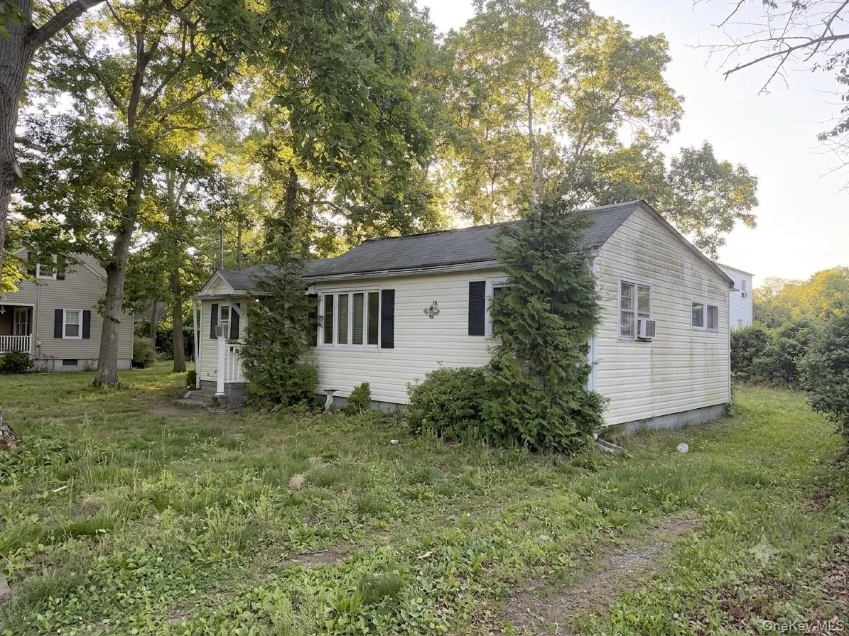33 Elm Road, Brookhaven, NY, 3 Bedrooms Bedrooms, 7 Rooms Rooms,1 BathroomBathrooms,Residential,For Rent,Elm,0,1021600 33 Elm Road, Brookhaven, NY, 3 Bedrooms Bedrooms, 7 Rooms Rooms,1 BathroomBathrooms,Residential,For Rent,Elm,0,1021600
