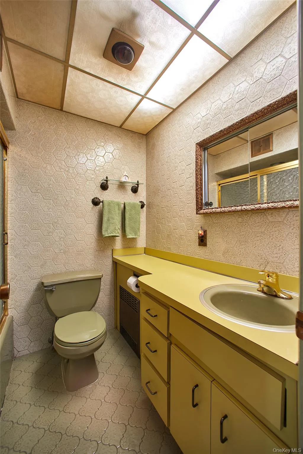 Full bathroom with bathtub- main level Full bathroom with bathtub- main level