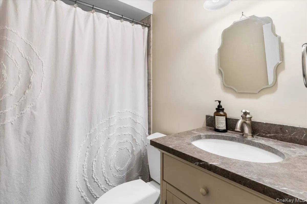 Convenient full bathroom layout servicing the lower-level guest spaces. Convenient full bathroom layout servicing the lower-level guest spaces.