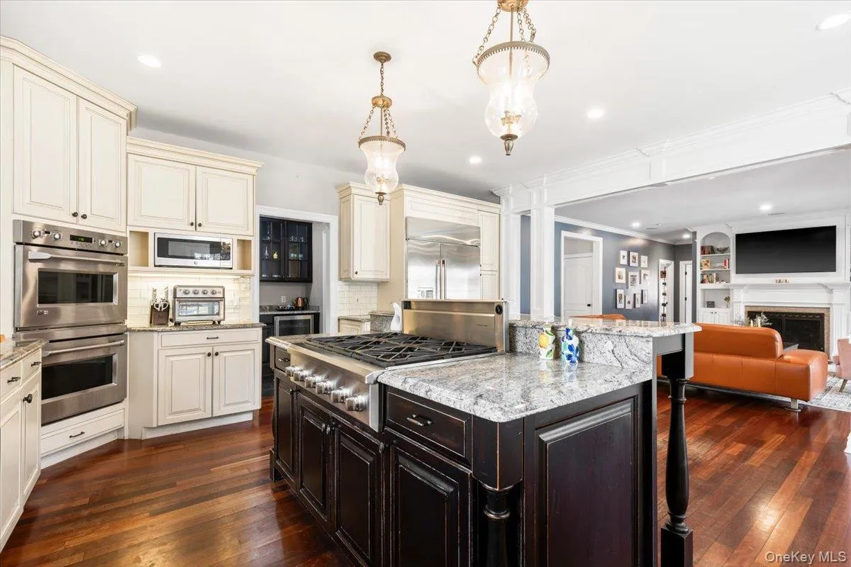 Brilliant view illustrating the expansive flow from the kitchen into the bright everyday living spaces Brilliant view illustrating the expansive flow from the kitchen into the bright everyday living spaces