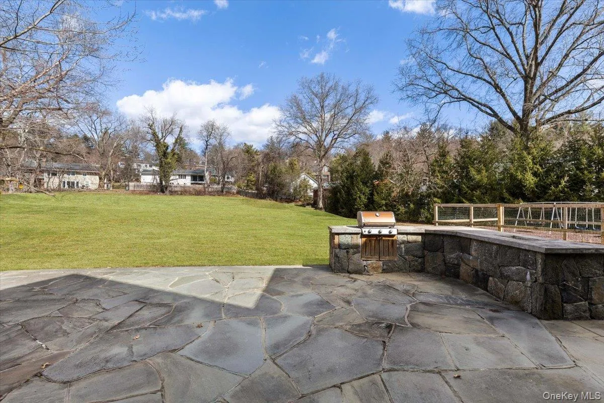 Premium built-in outdoor kitchen and stone-surrounded grilling station for ultimate summer hosting. Premium built-in outdoor kitchen and stone-surrounded grilling station for ultimate summer hosting.