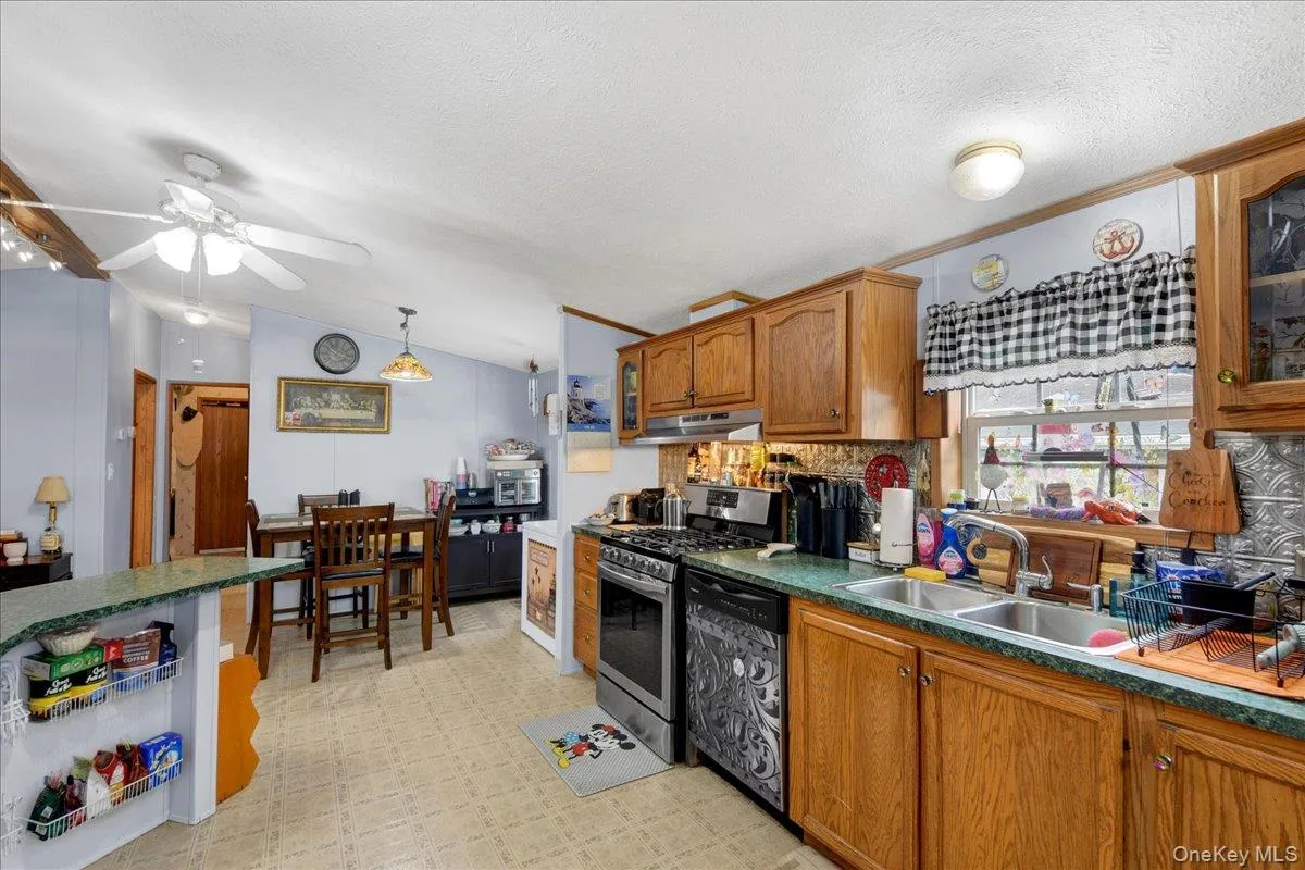 6 Hopf, Clarkstown, NY, 4 Bedrooms Bedrooms, 7 Rooms Rooms,2 BathroomsBathrooms,Residential,For Rent,Hopf,0,1021628 6 Hopf, Clarkstown, NY, 4 Bedrooms Bedrooms, 7 Rooms Rooms,2 BathroomsBathrooms,Residential,For Rent,Hopf,0,1021628