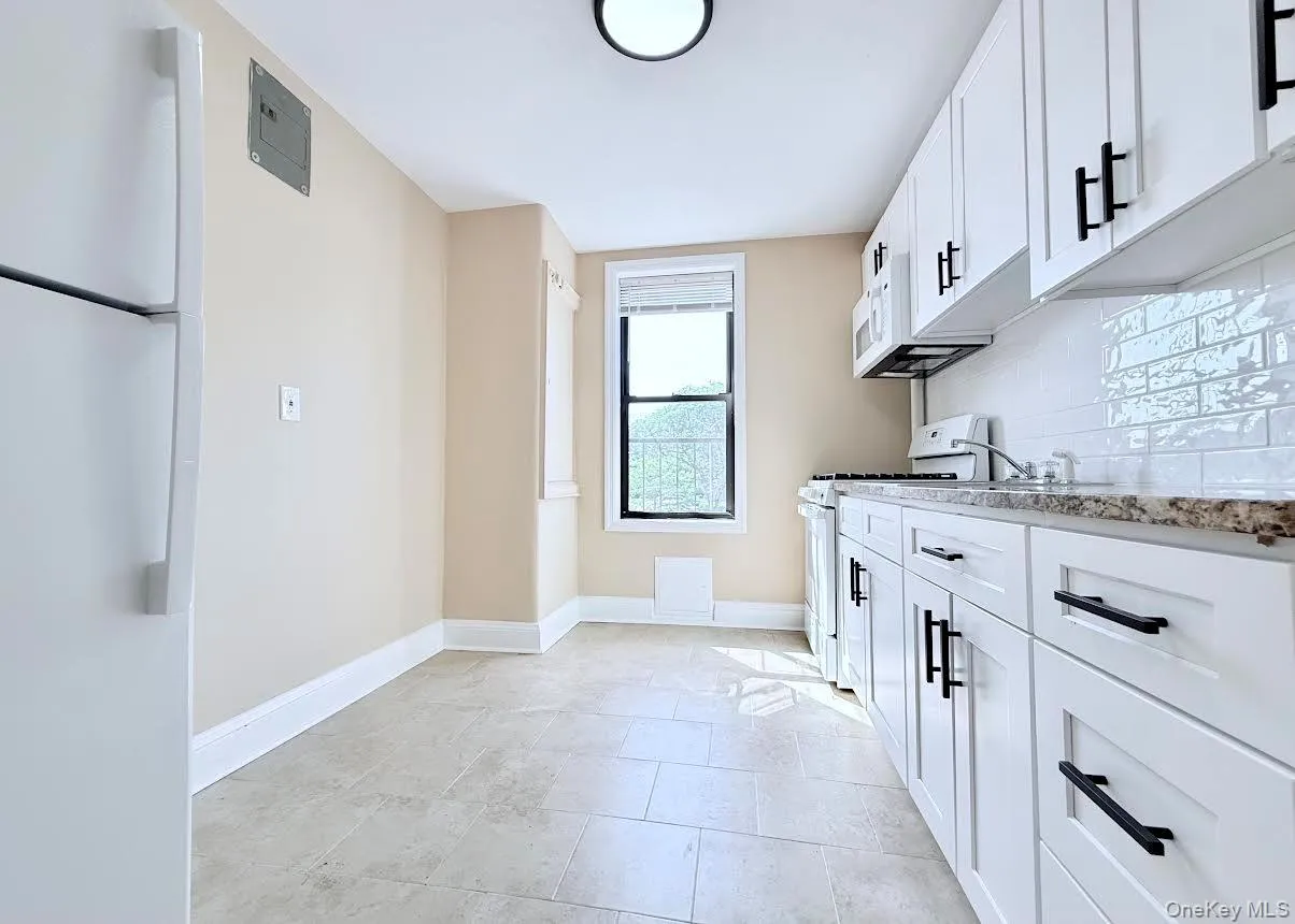 12 Chatsworth Avenue, Mamaroneck, NY, 1 Bedroom Bedrooms, 3 Rooms Rooms,1 BathroomBathrooms,Residential Lease,For Rent,Chatsworth,0,1021630 12 Chatsworth Avenue, Mamaroneck, NY, 1 Bedroom Bedrooms, 3 Rooms Rooms,1 BathroomBathrooms,Residential Lease,For Rent,Chatsworth,0,1021630
