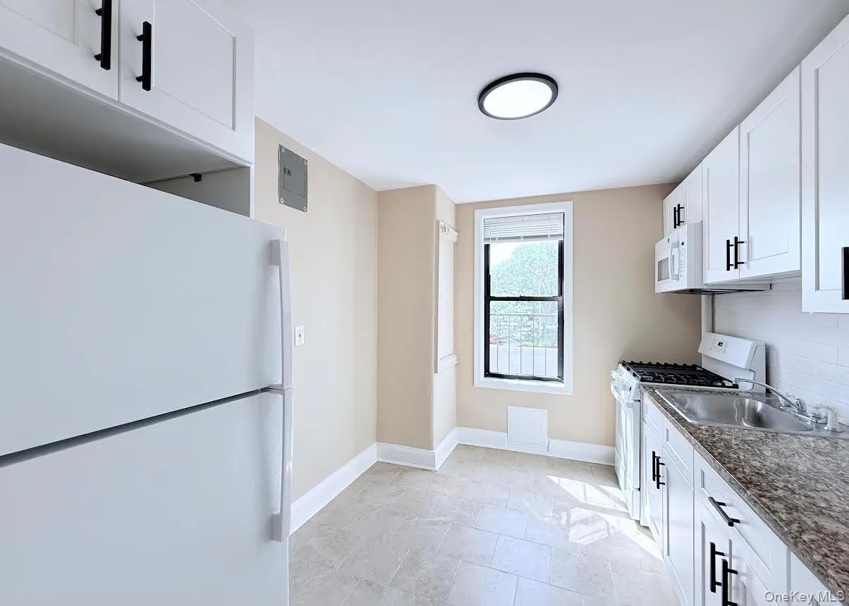 12 Chatsworth Avenue, Mamaroneck, NY, 1 Bedroom Bedrooms, 3 Rooms Rooms,1 BathroomBathrooms,Residential Lease,For Rent,Chatsworth,0,1021630 12 Chatsworth Avenue, Mamaroneck, NY, 1 Bedroom Bedrooms, 3 Rooms Rooms,1 BathroomBathrooms,Residential Lease,For Rent,Chatsworth,0,1021630