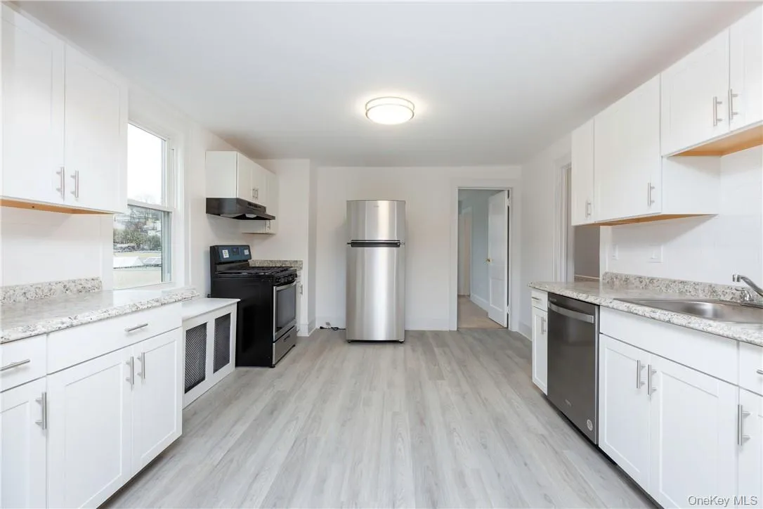 Large Dine-In Kitchen Large Dine-In Kitchen