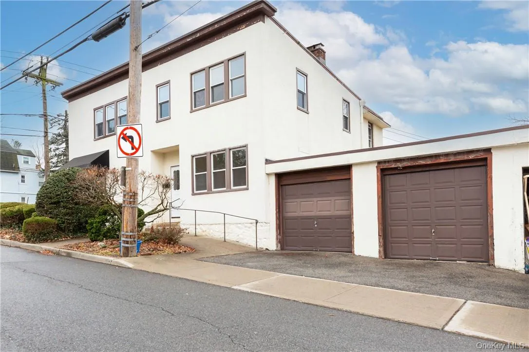 Garage & Driveway Parking Garage & Driveway Parking