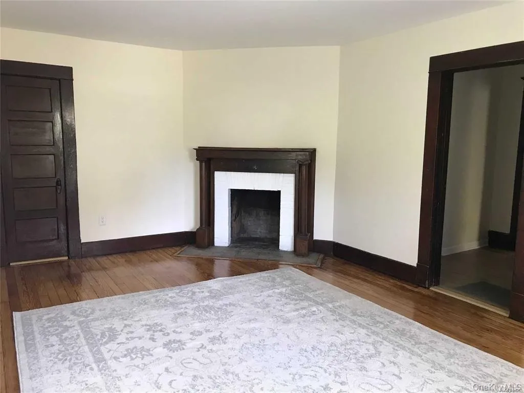 Large Living Room with Hardwood Floors and Non Working Fireplace for Show Large Living Room with Hardwood Floors and Non Working Fireplace for Show