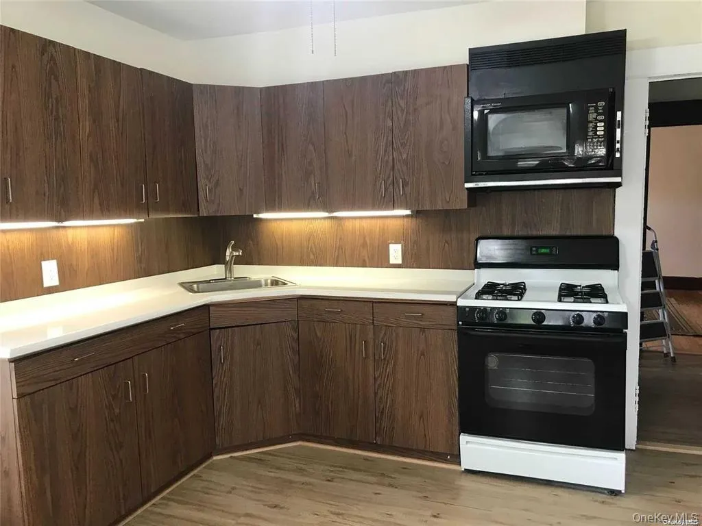 Sunny Eat in Kitchen with Washer and Dryer Sunny Eat in Kitchen with Washer and Dryer