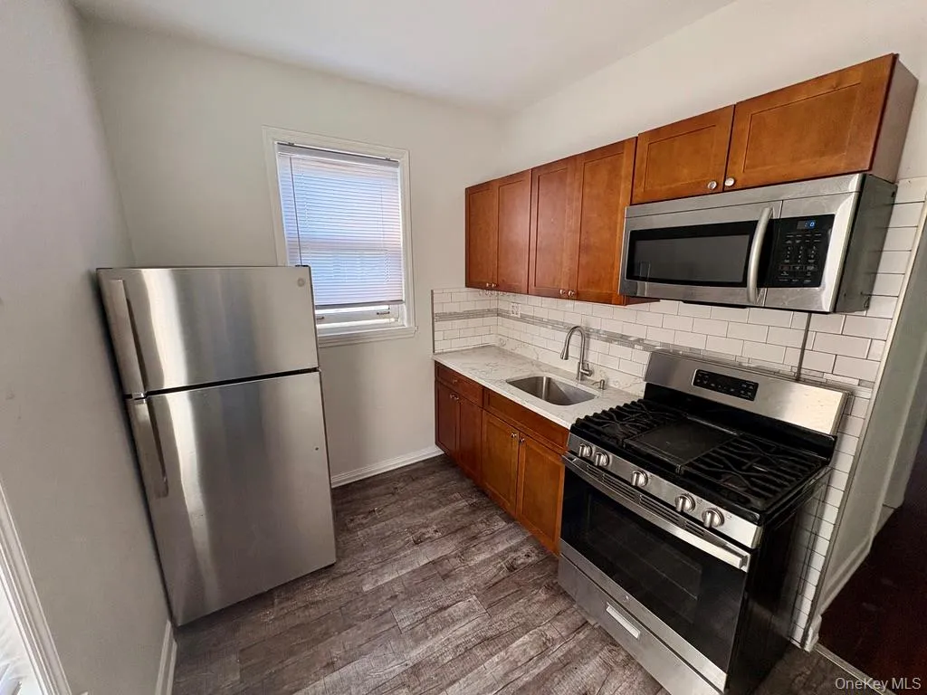 287 Logan Avenue, New York, NY, 3 Bedrooms Bedrooms, 6 Rooms Rooms,1 BathroomBathrooms,Residential Lease,For Rent,Logan,0,1021665 287 Logan Avenue, New York, NY, 3 Bedrooms Bedrooms, 6 Rooms Rooms,1 BathroomBathrooms,Residential Lease,For Rent,Logan,0,1021665