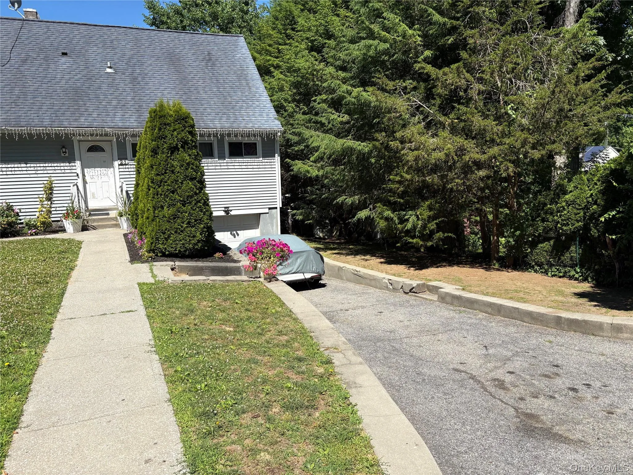 LONG DRIVEWAY, CAN PARK MULTIPLE CARS LONG DRIVEWAY, CAN PARK MULTIPLE CARS