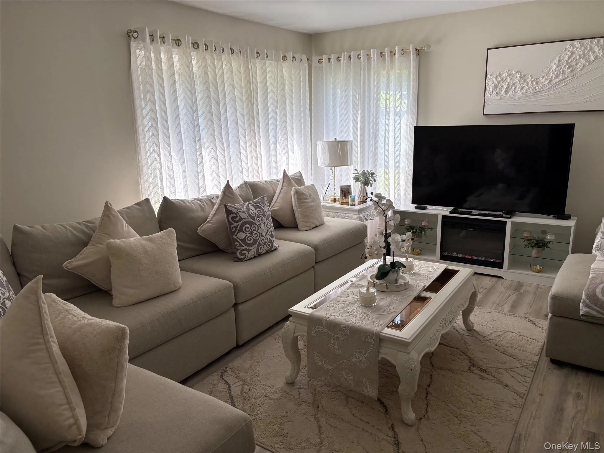 WITH LARGE BAY WINDOW WITH LARGE BAY WINDOW