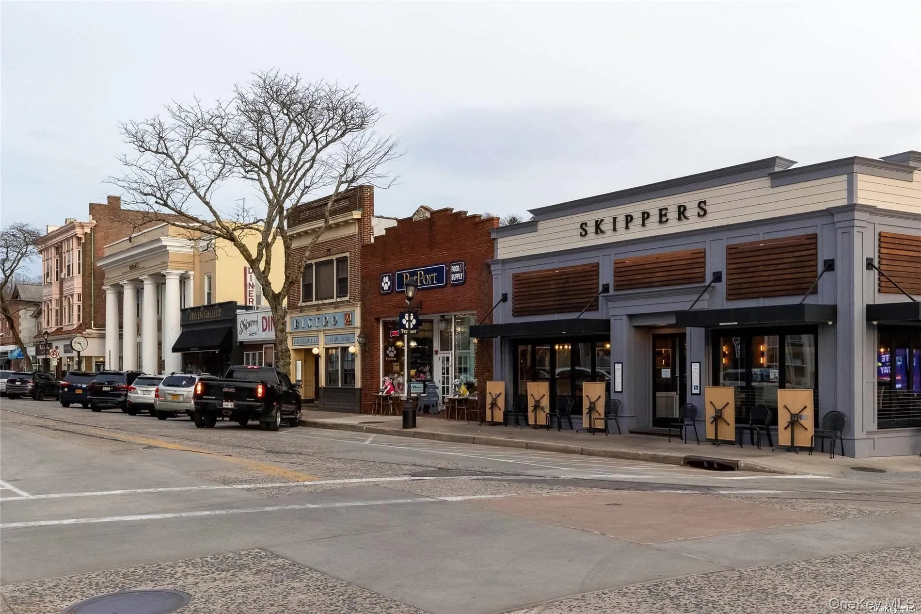 Skippers....Located at the foot of Main Street ....Bar and restaurant and Outside dining Skippers....Located at the foot of Main Street ....Bar and restaurant and Outside dining