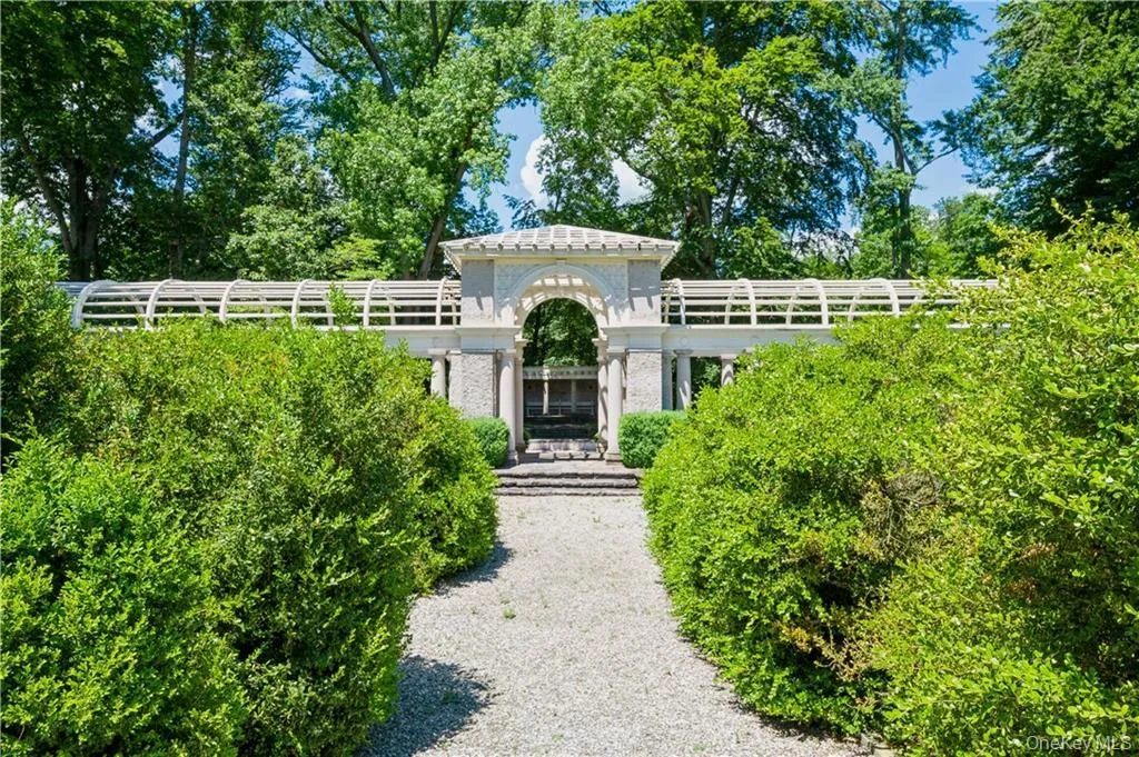 Lovely grounds all around! Lovely grounds all around!